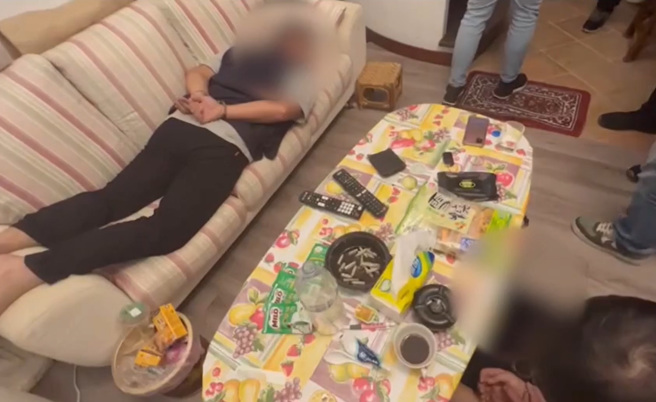 淡水警察12、13日连2天，分别在桃园、三芝、三峡，救出2名遭诱骗被害者，并逮捕诈骗集团成员6人。（警方提供）