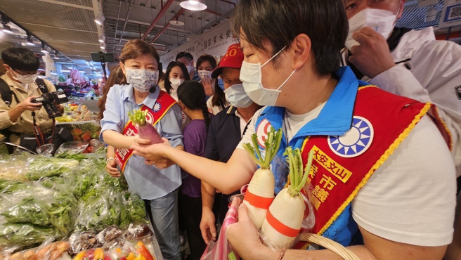 高揚凱今日與蔣萬安妻子石舫亘一起掃街拜票，現場攤商熱烈支持。（圖／取自高揚凱臉書）
