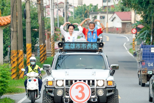 柯志恩勤打陆战，持续车扫行程，与高雄市民面对面接触。（图／取自柯志恩脸书）