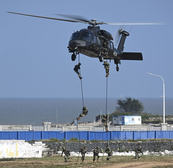 中国原本一直想买俄制Ka-52直升机，但都未谈成。最后自已开发出直-20重型直升机，这时俄罗斯想卖，中国已经没兴趣了 。 图为直-20。（图／中新社）