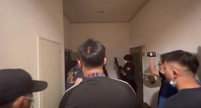 警方于犯罪据点荷枪实弹进行攻坚。（警方提供）