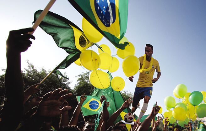 市場分析師看好法甲巴黎聖日耳曼球星內馬爾領軍的南美勁旅巴西，有望終結20年冠軍荒。圖／路透