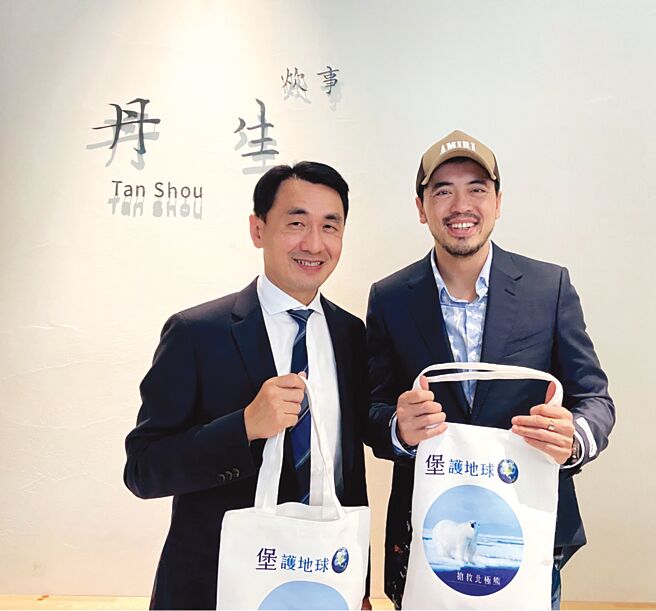 杰仕堡有氧酒店董事长吕炳贤（左）与路易莎董事长黄铭贤（右），特别选在11月11日11点11分11秒象徵环保意义的时辰，举办记者会活动合影。图／黄馨颖