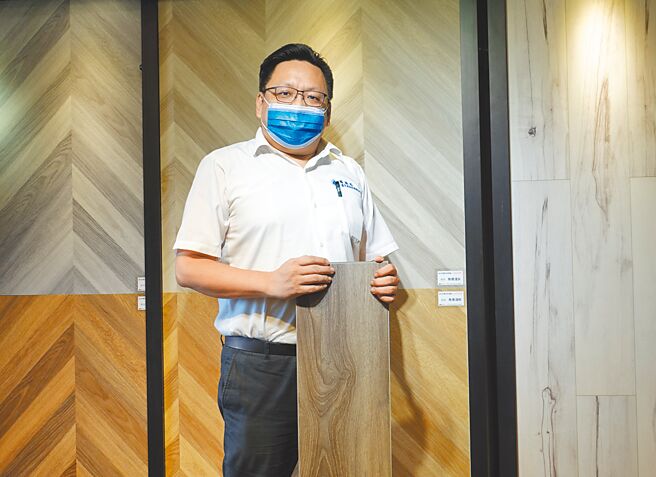 台灣高可利斯特助楊舜丞展示高可利斯SPC降噪防水地板。　圖／黃俊榮
