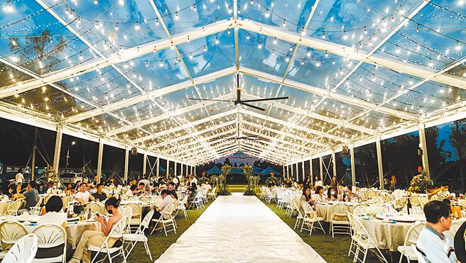 全营AW7豪车俱乐部拥有自己的庄园，占地9,000坪，会员可以来这里放松、联谊，也非常适合企业主包场私人聚会，更有私厨料理预约服务。图为庄园举办宴会实景。图／叶圳辙