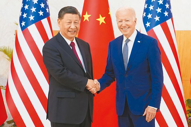 美国总统拜登（右）与中国国家主席习近平（左）14日在印尼峇里岛举行歷史性的面对面会谈。正式会晤前，拜登和习近平在一排美国和中国国旗前握手，并合影留念。（路透）