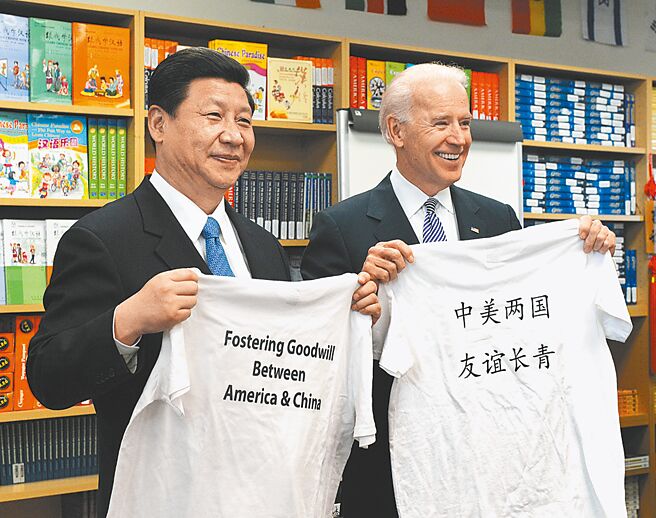 2012年2月17日，时任中国国家副主席习近平和时任美国副总统拜登互换学生赠送印有「中美两国 友谊长青」字样的T恤。（新华社）