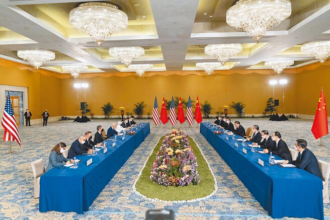 拜习会于14日下午在印尼峇里岛穆利雅渡假村登场。（美联社）