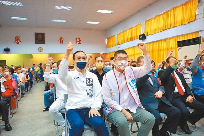 选举进入倒数阶段，国民党主席朱立伦（前左）14日赴基隆市替基隆市长候选人谢国梁（前左二）站台，朱立伦呛蔡英文总统「民进党当着大家的面说要反黑金，但黑金最大代表就是民进党」。（谢国梁竞选办公室提供／黄婉婷基隆传真）