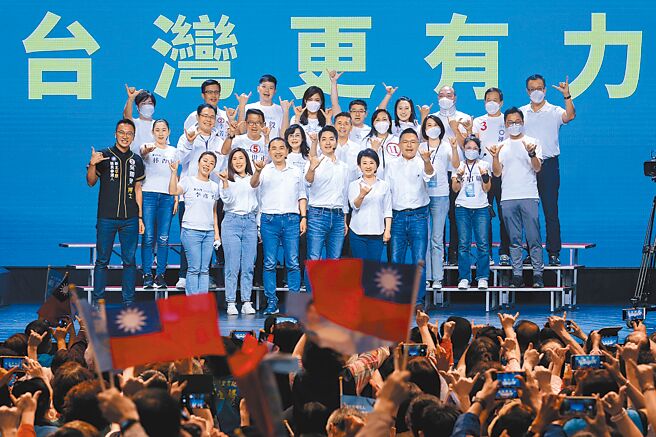 国民党台北市长候选人蒋万安（前排右三）、台中市长卢秀燕（前排右二）、新北市长侯友宜（前排左三）14日同台宣讲活动，侯、卢并向台北市民推荐蒋万安。（黄世麒摄）