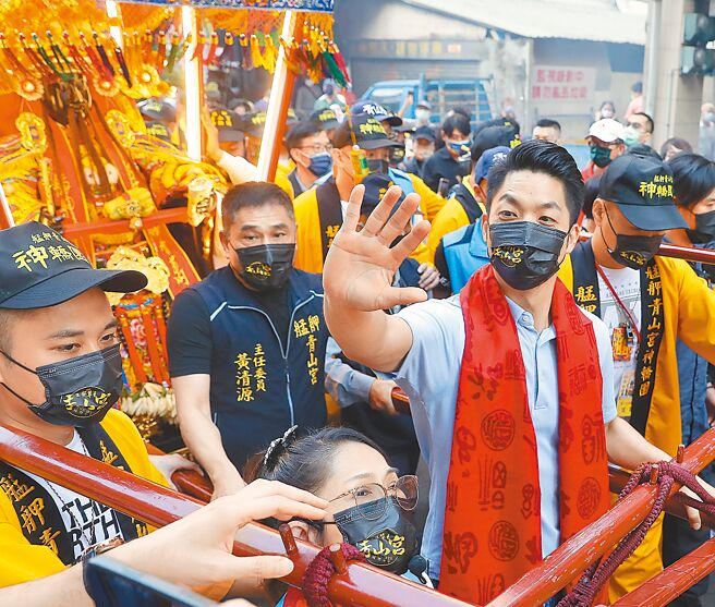 九合一選舉最後倒數12天，蔡英文總統以「為台灣挺身而出」為題釋出首支催票影片。圖為國民黨台北市長候選人蔣萬安（前）14日出席艋舺青山宮111年靈安尊王聖誕遶境儀式，扶著鑾轎向在場信眾揮手致意。（季志翔攝）