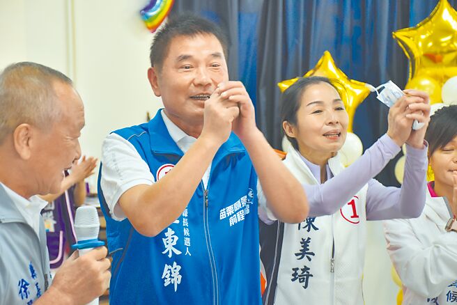 根据艾普罗行销市场研究公司封关前最新民调，无党籍苗栗县长候选人锺东锦（左二）支持度24.3％，民调持续领先。（谢明俊摄）
