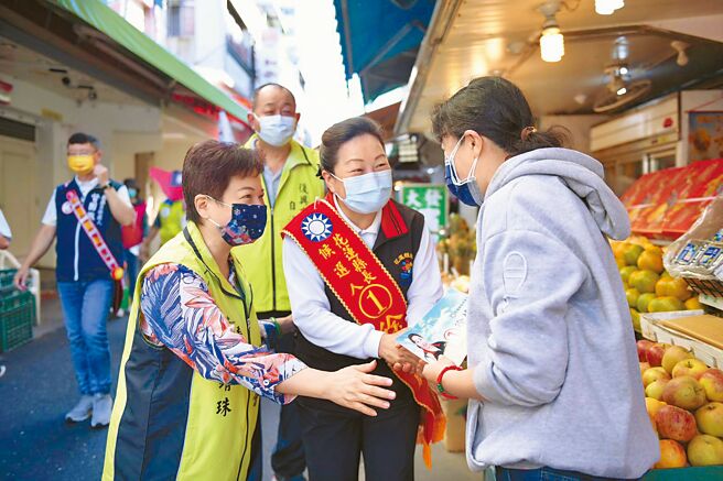 九合一选举进入倒数，力拚连任的国民党花莲县长徐榛蔚（右二）深入走访13乡镇村里，徒步扫街向选民拜票。（国民党花莲县党部提供／罗亦晽花莲传真）