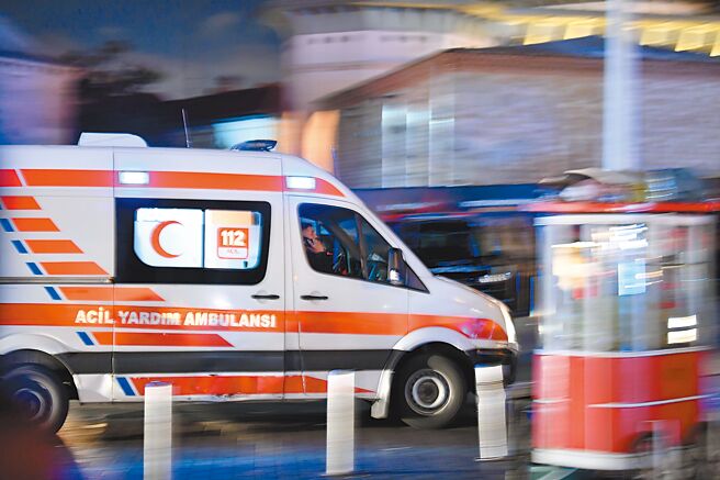 土耳其最大城市伊斯坦堡市中心的塔克西姆广场旁边的独立大街于13日发生爆炸，救护车赶往救援。（新华社）