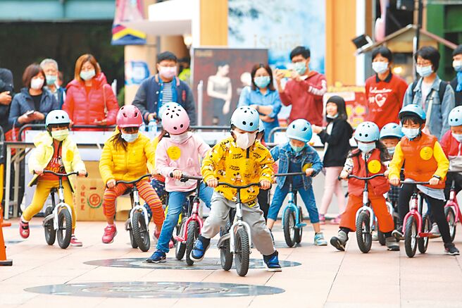 新北市欢乐耶诞城本周末19、20日将推出「运动派对」，有超夯的「音速小子滑步车」。（新北市体育处提供／叶德正新北传真）