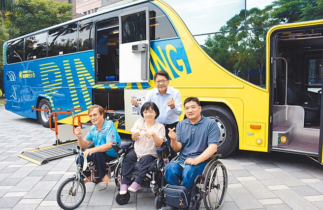 屏东县首辆大型无障碍巴士14日正式启用，同时宣告身障者旅游及交通平权迈入新里程。（林和生摄）