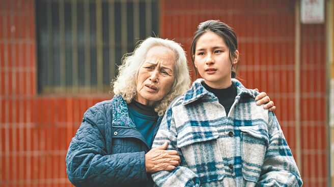 林詹珍妹（左）和林亭莉在电影《哈勇家》上演祖孙情。（华映提供）