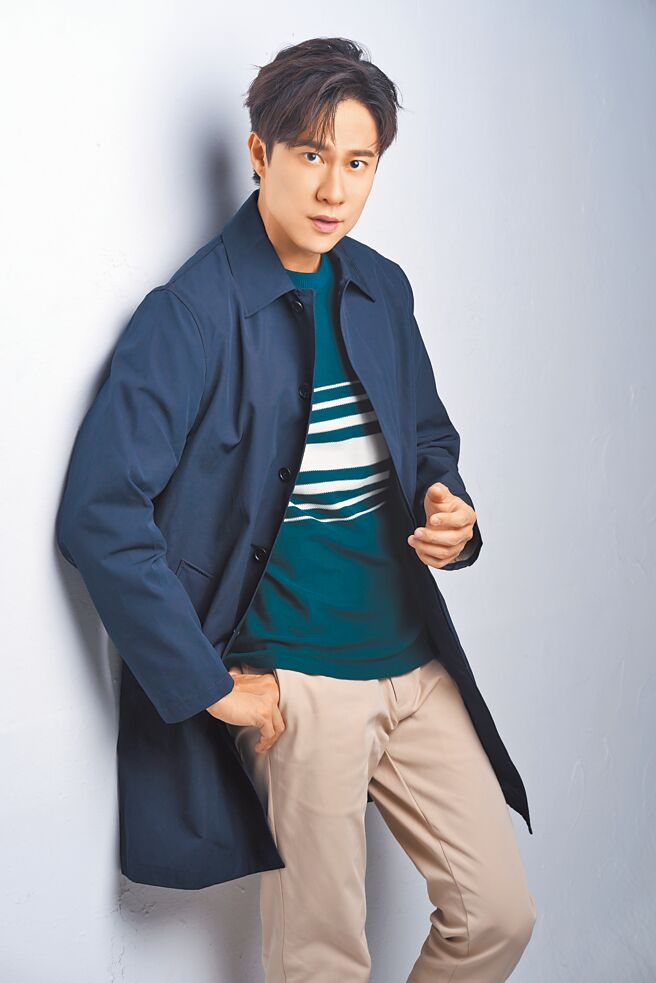 劉書宏坦言拍戲時壓力很大，Club Monaco深藍色中長版風衣1萬7900元、條紋橄欖綠圓領上衣4900元、燕麥米修身長褲6900元。（攝影／JOJ PHOTO‧服裝／Club Monaco）