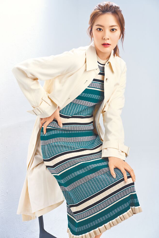 楊雅筑在劇中分飾一人兩角考驗演技，淺米色風衣外套1萬8900元、綠色條紋針織洋裝 1萬1900元。（攝影／JOJ PHOTO‧服裝／Club Monaco）