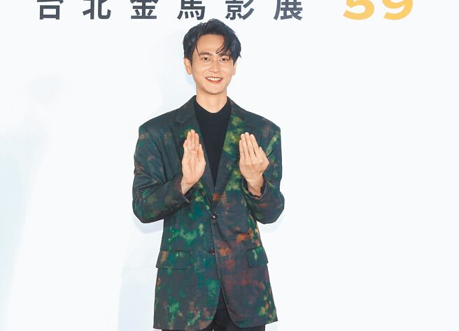 劉冠廷出席《聖筊》首映穿Dries Van Noten綠黑西裝，充滿藝術氣息。（粘耿豪攝）