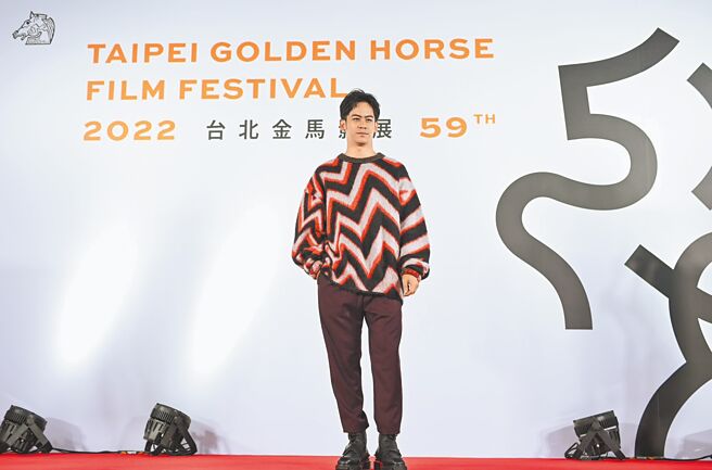 李淳出席《智齒》首映選擇Paul Smith文氣不失幽默，幾何Z字形馬海毛衣3萬2800元、酒紅羊毛修身西裝褲1萬7800元。（金馬執委會提供）