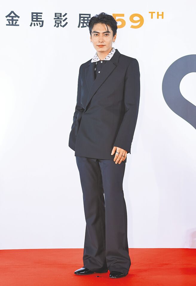 宋柏緯於《黑的教育》首映展現暗黑衝突感，EGONLAB@ Onefifteen西裝外套3萬2280元、BODE@Onefifteen白領黑襯衫3萬6280元，配Boucheron珠寶。（羅永銘攝）
