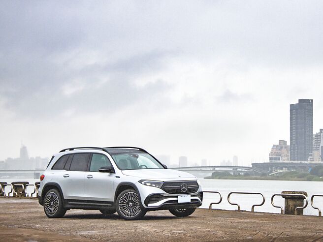 Mercedes-EQ EQB 300 4MATIC售价265万元，试驾车另加选有外观夜色套件及20吋AMG多辐式亮黑轻合金轮圈等配备。（陈大任摄）