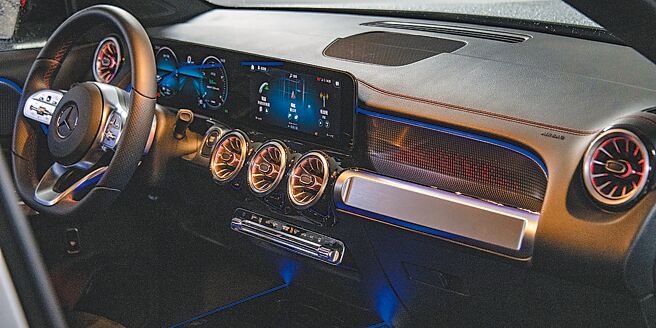 座舱64色环景氛围灯还可动态变化。（陈大任摄）