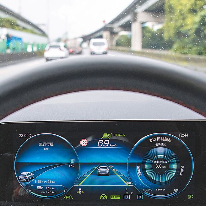 10.25吋数位仪表。（陈大任摄）