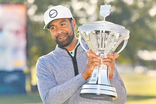 菲诺兴奋捧起休士顿公开赛冠军奖杯合照。（美联社）