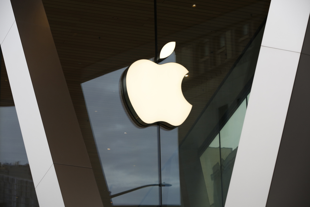 根据苹果执行长库克（Tim Cook）在德国与当地工程师和零售人员举行的内部会议，苹果未来也可能扩大来自欧洲厂的晶片供应。图/美联社(photo:ChinaTimes)