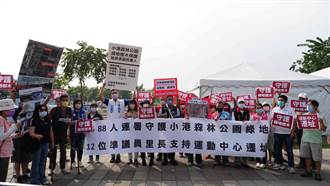 小港運動中心選址惹議 環團再度拉布條抗議