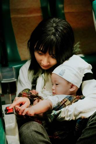 李沐帶著嬰兒辛勤工作 徐佳瑩：我好替她心疼