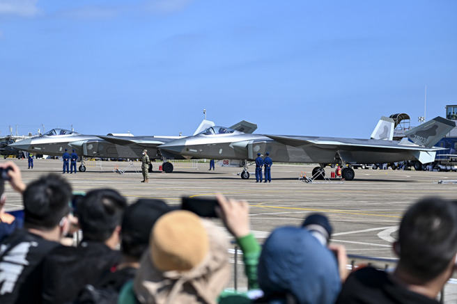 今年中国航展极少有参观者注意俄罗斯的苏-57，取而代之的是静态展示的解放军歼-20，引起最多观眾的兴趣。（图／中新社）