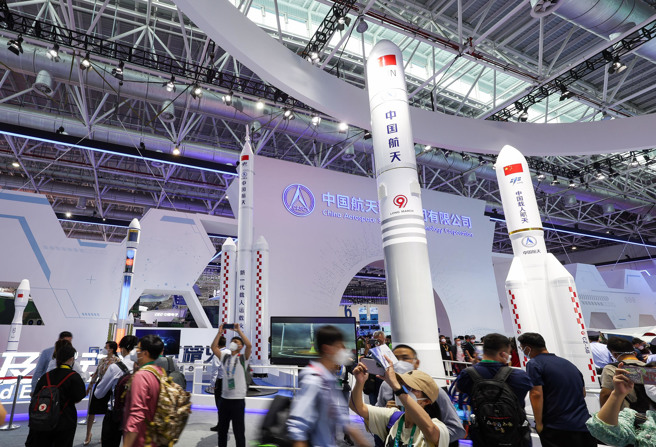 今年中国航展参观人潮受到疫情影响而下滑，但是交易额却创了新高。（图／新华社）