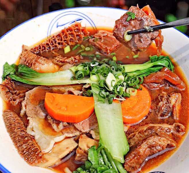 周日（13日）有10人吃麵忘付錢，老闆PO監視器畫面找人。（圖／翻攝自洁茂牛肉麵館（北門總店））