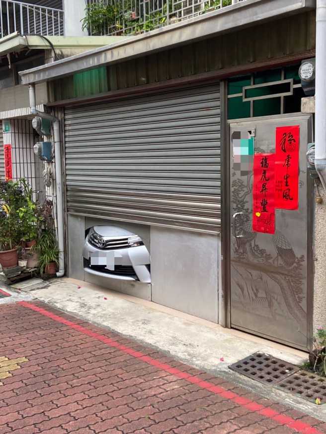 台南一戶住家的一樓車庫被目擊停入轎車後，疑似因車庫不夠大，鐵捲門關一半後，轎車露出「小車頭」，其餘空間用鐵板隔著。（翻攝自臉書「路上觀察學院」）