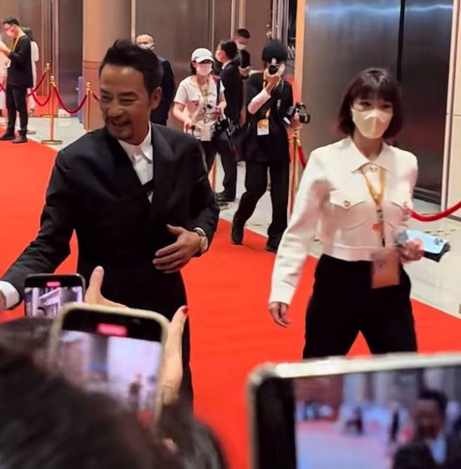 任达华跟每一位粉丝握手，非常亲民。(图/小红书)