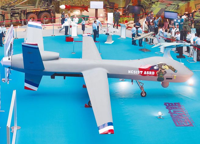 腾云大型无人机主要任务是远距目标与电子情资侦搜。导控半径大于1100公里，滞空时间超过20小时。(中时资料库)