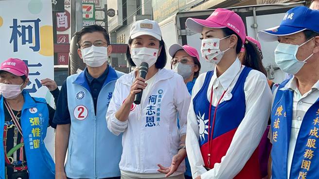 國民黨高雄市長候選人柯志恩今（16）日到仁武車掃時狠嗆，民進黨是雙標，今天高雄AQI（空氣品質指標）154，是台中、台北的好幾倍，大家抬頭看天空，空汙有改善嗎？（柯宗緯攝）