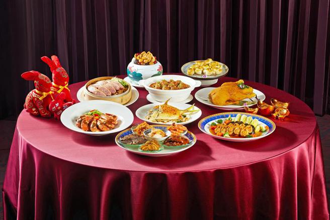 （福容饭店各馆推出年菜外带，标榜结合在地食材特色与主厨巧思烹调。图／福容大饭店）