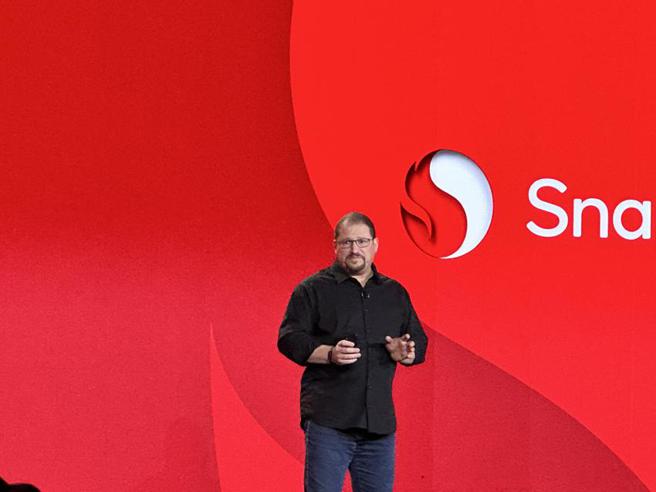 （高通总裁Cristiano Amon在Snapdragon Summit 2022宣布推出最新顶级行动平台Snapdragon 8 Gen 2。图／苏嘉维）