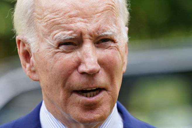 美国总统拜登16日在印尼峇里岛就射入波兰境内的俄制飞弹发表谈话。（路透）