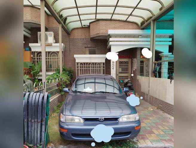 一名女屋主抱怨自家房子变成邻居的免费停车场。(翻摄自爆料公社)