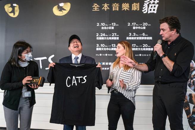 楊文科提出4大核心、5大策略的文化政見，增進國際藝術交流，經典百老匯音樂劇《貓》3月到新竹縣演出時，楊文科獲演員贈送Cats帽子和衣服的禮物笑開懷。（羅浚濱攝）