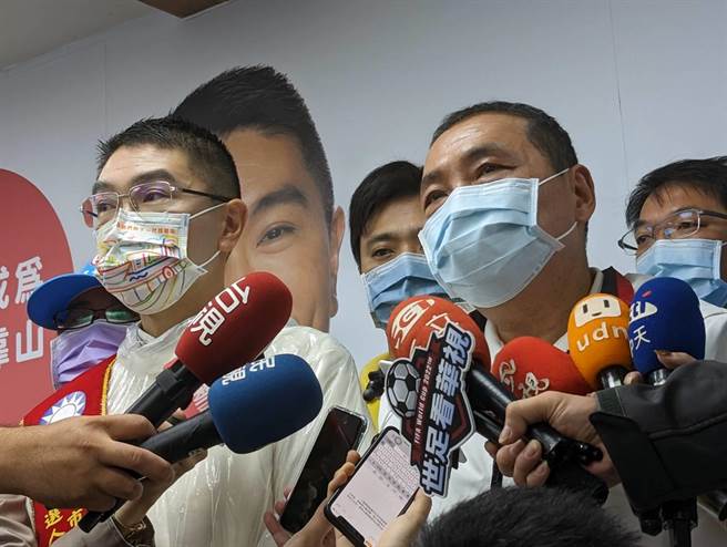 關於選前之夜的場地紛爭，新北市長侯友宜（圖右）表示，尊重權責機關的決策，以安全為主要考量。（張志康攝）