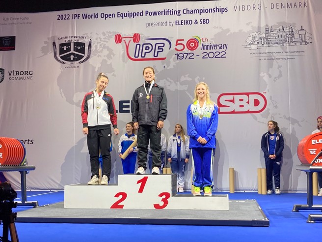 黃彥慈（中）在2022年世界女子健力錦標賽女子57公斤級奪下臥舉金牌和總和銅牌。（體育署提供）