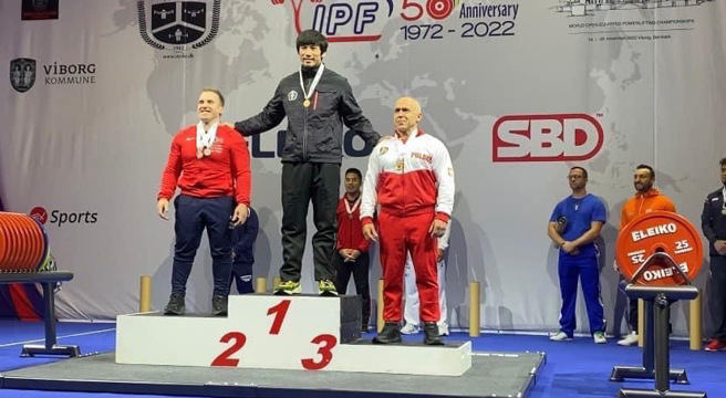 吳宜衡（中）在2022年世界男子健力錦標賽男子74公斤級榮獲硬舉金牌。（體育署提供）