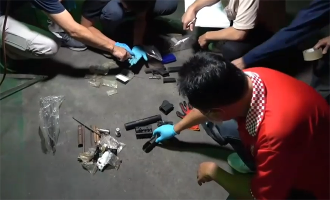 专案小组摸黑在回收场中找到车辆。（翻摄照片／高雄洪靖宜传真）