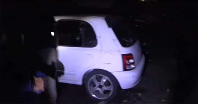 专案小组摸黑在回收场中找到车辆。（翻摄照片／高雄洪靖宜传真）